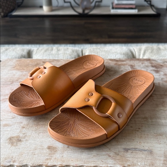 Reef Shoes - Reef Women’s 8.5 Tan Slide Sandals with Buckle Detail